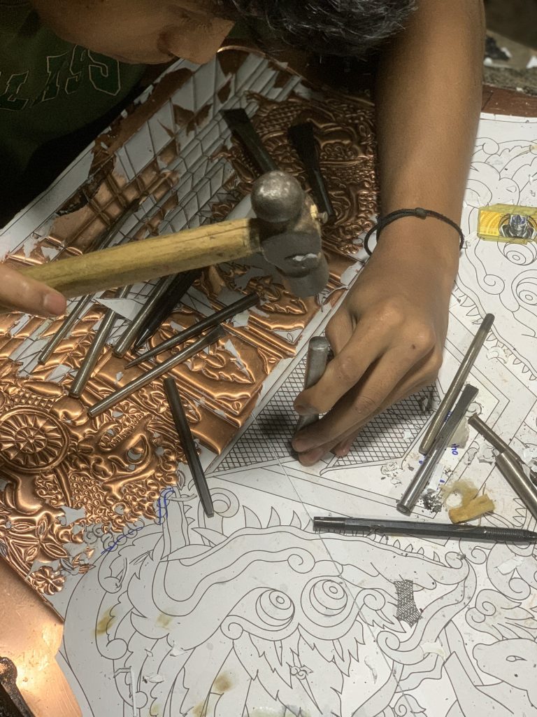 proses pemahatan gunungan wayang tembaga oleh artharupa