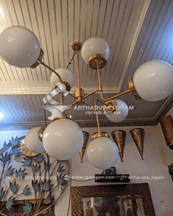 Lampu gantung modern dengan bola putih