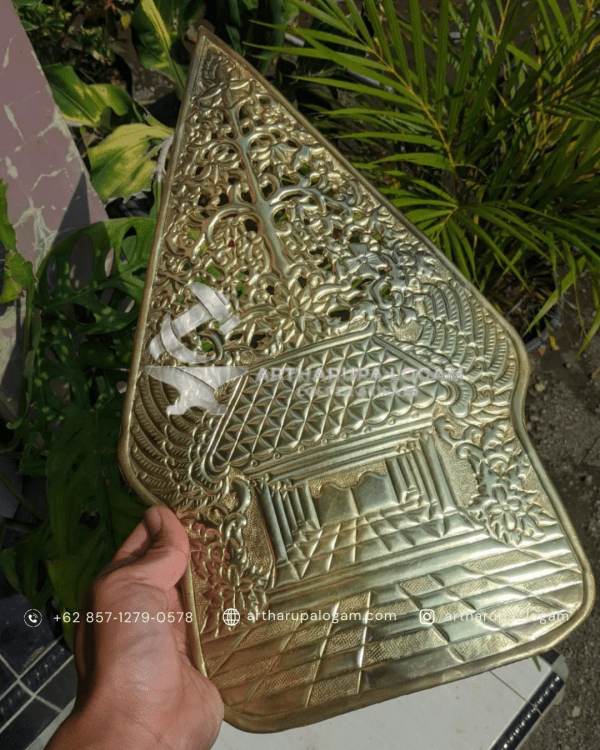 Gunungan wayang kuningam