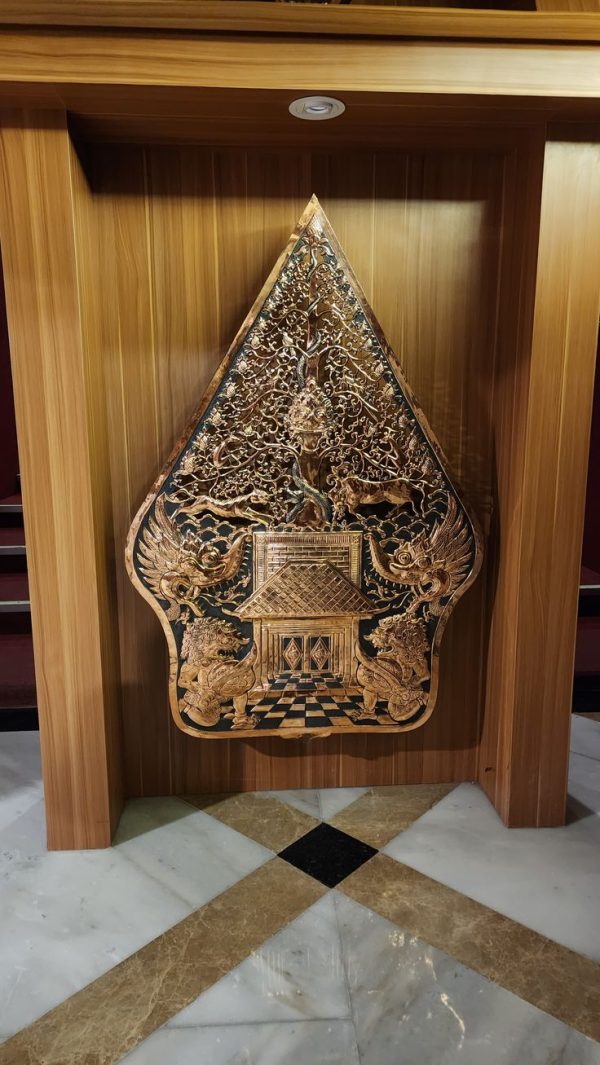 Gunungan wayang tembaga