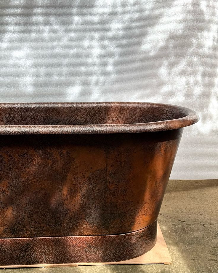 detail permukaan bathtub tembaga handmade