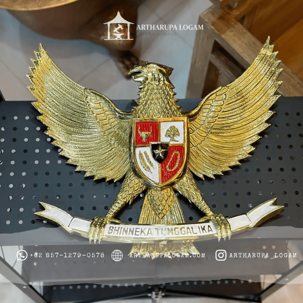 Detail lambang garuda 3d kuningan