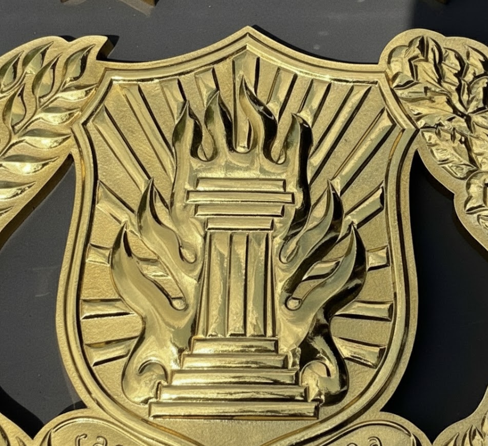 detail ukiran logo polri dari kuningan