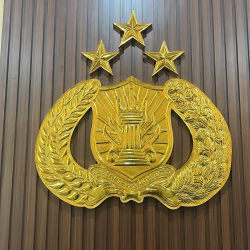 logo polri kuningan terpasang di dinding kantor