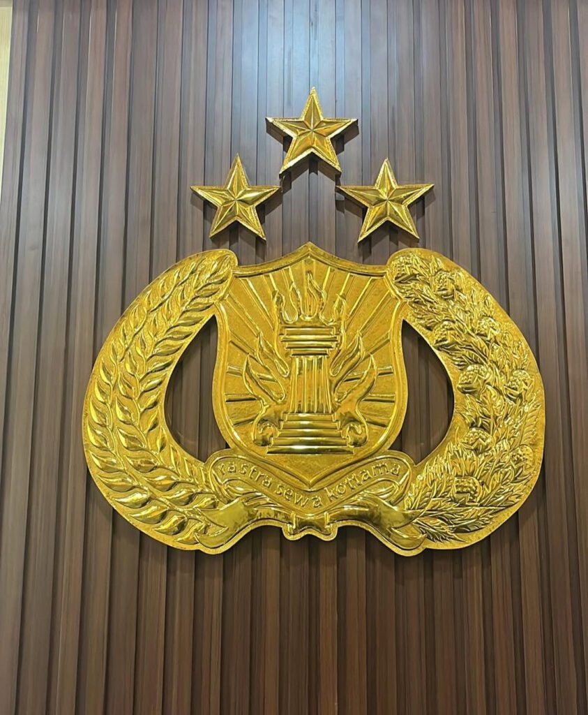 logo polri kuningan terpasang di dinding kantor