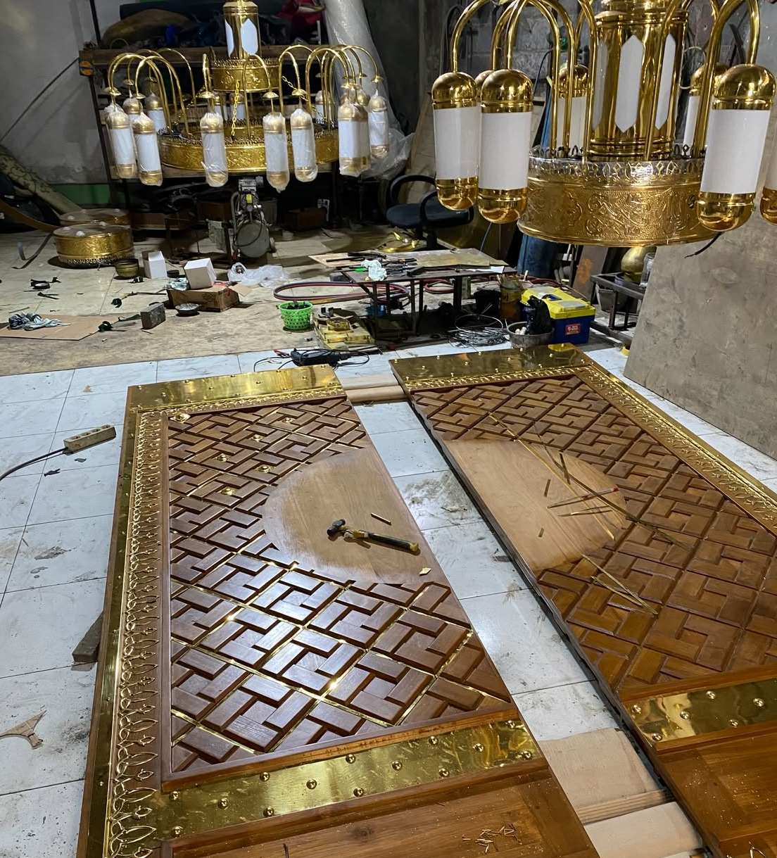proses pembuatan pintu tembaga masjid