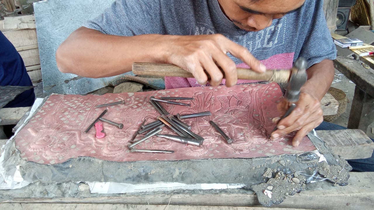 proses pembuatan relief tembaga