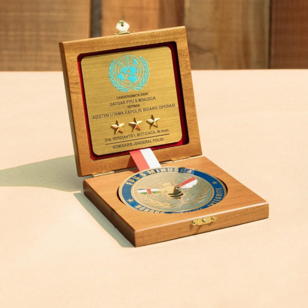 plakat kuningan custom