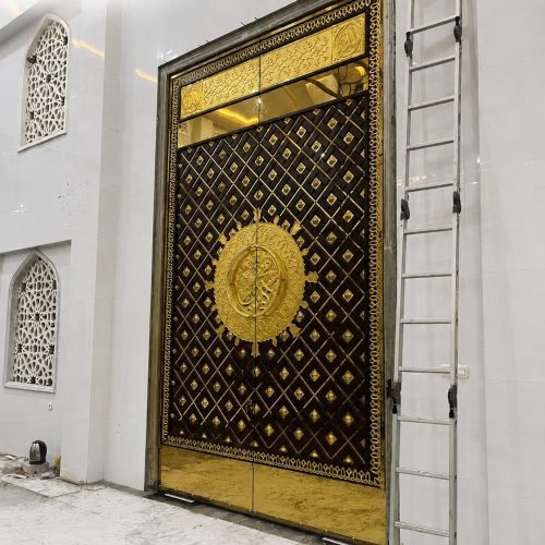 Pintu nabawi kuningan