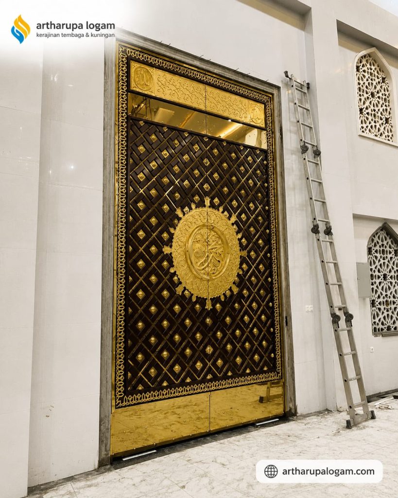 Pintu nabawi kuningan
